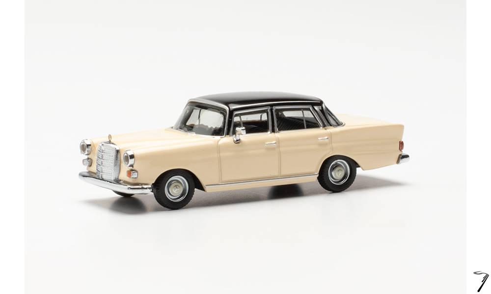 Mercedes . Crme noir 1/87