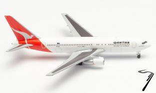 Boeing . - 200 Qantas - Centenary Series  1/500