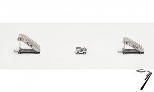 Divers . KLM 2 escaliers d'embarquement passagers avec 1 tracteur 1/200