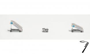 Divers . Pan Am Globe 2 escaliers d'embraquement passagers avec 1 tracteur 1/200