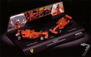 Ferrari F2007 Champion Constructeur, 2 voitures rouge m�tal - �dition limit�e  1/43