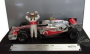 Mac Laren MP4-22 1er avec figurine  1/18