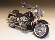Harley Davidson FLSTN Softail Deluxe noire vif  1/12