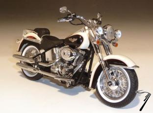 Harley Davidson FLSTN Softail Deluxe bouleau blanc/noire vif  1/12