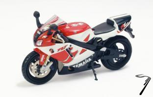Yamaha R7 750  1/24