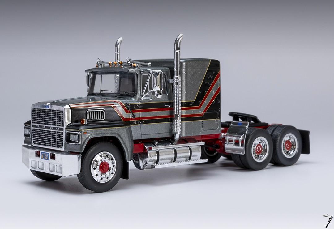 Ford . 9000 Rouge 1/43