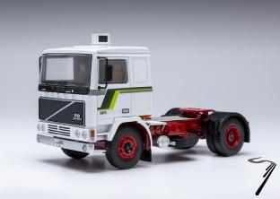 Volvo . Blanc / Vert 1/43