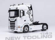 Scania . Blanc avec d&eacute;co 1/43