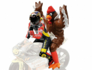 Divers GP 250 Barcelone - Figurine Valentino Rossi (avec Poulet)  1/12