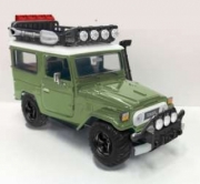 Toyota . 40 vert avec galerie et outils 1/24