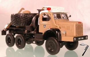Berliet . 8 6x6 Porte roue de secours jaune Sable saharien 1/43