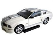 Shelby Mustang GT500 blanche avec bandes grises Mustang GT500 blanche avec bandes grises 1/18