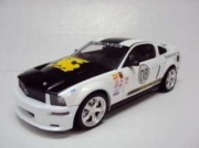 Ford Shelby Terlinguastreet legal version blanche avec bandes lapin jaune Shelby Terlinguastreet legal version blanche avec bandes lapin jaune 1/18
