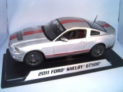 Ford Shelby GT 500 argent avec bandes rouge GT 500 argent avec bandes rouge 1/18