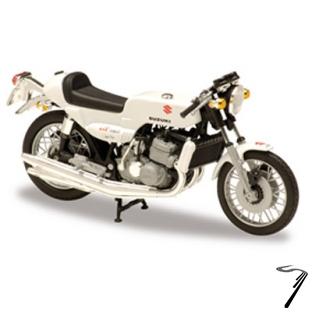 Suzuki 750 Roca  1/18