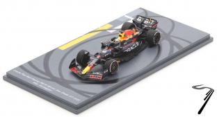 Red Bull RB18 - 1er GP Abu Dhabi - Grande base avec marque de pneu  1/43