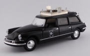 Citroen . 19 véhicule funéraire 1/43