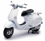 Vespa 946 couleurs variables (noir, argent ou blanc)  1/12