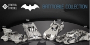 Divers . Batmobiles - Kits m&eacute;tals &agrave; monter - pr&eacute;sentoir de 60 pi&egrave;ces + 1 mod&egrave;le mont&eacute; : 15 x 1966 - 10 x 1989 - 20 x 1941 - 15 x 2005 autre